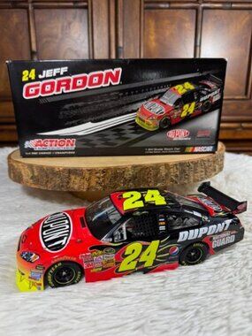 Jeff Gordon #24 DuPont 2009 Impala SS 1:24 Scale Stock Car